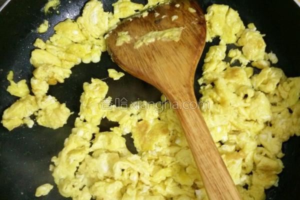 韭菜鸡蛋水煎包，韭菜鸡蛋粉条水煎包怎么做好吃（韭菜鸡蛋粉条水煎包怎么做好吃窍门）