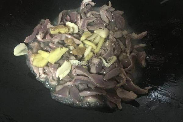 鸡胗怎么炒又嫩好吃，青椒鸡胗需要放酱油吗（辣椒炒鸡胗）