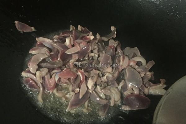 鸡胗怎么炒又嫩好吃，青椒鸡胗需要放酱油吗（辣椒炒鸡胗）