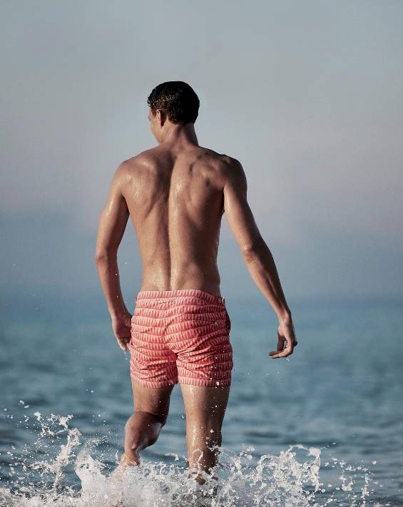 泳裤里面穿内裤吗，男士泳裤里面还要穿内裤吗（单品丨虽然便宜常见）