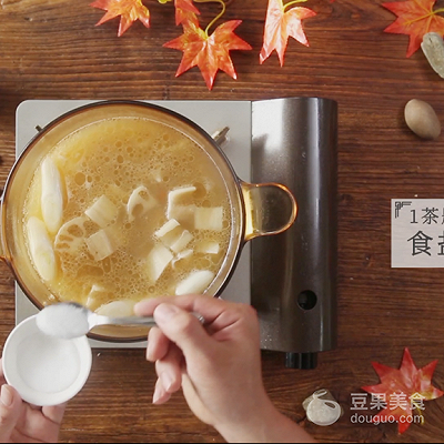 猪蹄炖藕的做法，莲藕炖猪蹄（滋润养颜“贴秋膘”）