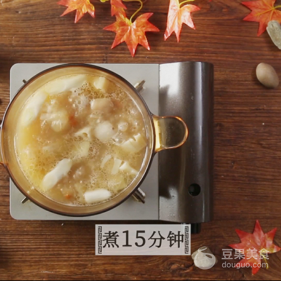 猪蹄炖藕的做法，莲藕炖猪蹄（滋润养颜“贴秋膘”）