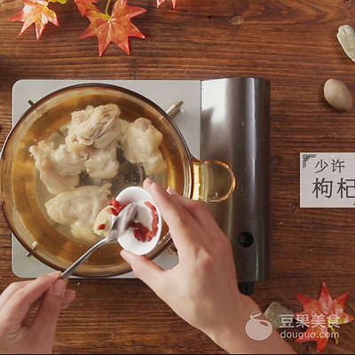 猪蹄炖藕的做法，莲藕炖猪蹄（滋润养颜“贴秋膘”）