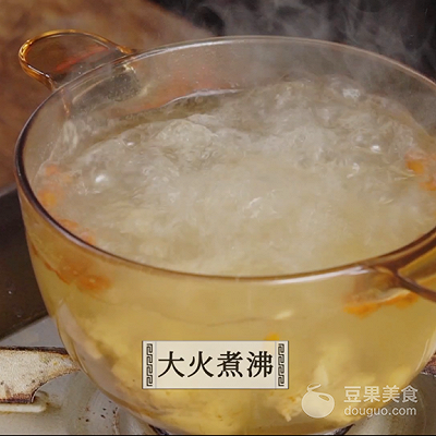 猪蹄炖藕的做法，莲藕炖猪蹄（滋润养颜“贴秋膘”）