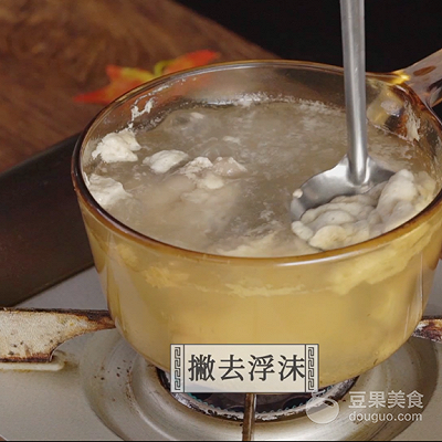 猪蹄炖藕的做法，莲藕炖猪蹄（滋润养颜“贴秋膘”）