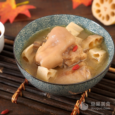 猪蹄炖藕的做法，莲藕炖猪蹄（滋润养颜“贴秋膘”）