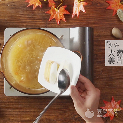 猪蹄炖藕的做法，莲藕炖猪蹄（滋润养颜“贴秋膘”）