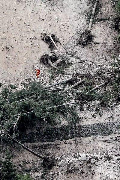 四川九寨沟地震，四川九寨沟地震是什么原因引发的（震后的九寨沟像是被灾难打翻了的“颜料盒”）