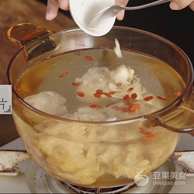 猪蹄炖藕的做法，莲藕炖猪蹄（滋润养颜“贴秋膘”）