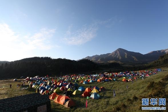 什么的帐篷用词语形容，帐篷的篷词语（祁连露营大会：五彩帐篷如蘑菇）