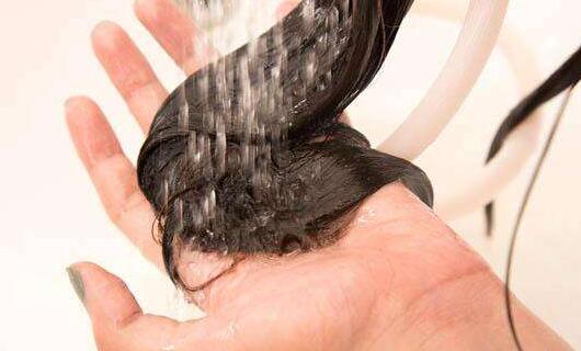 染完头发可以用洗发水吗，染完头发第二天能洗头吗（用染发膏前为什么不能洗头）