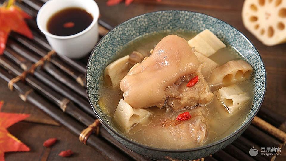 猪蹄炖藕的做法，莲藕炖猪蹄（滋润养颜“贴秋膘”）