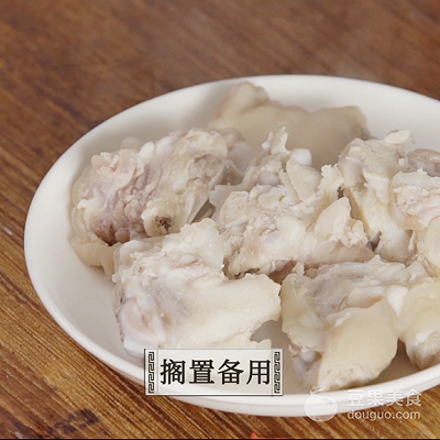 猪蹄炖藕的做法，莲藕炖猪蹄（滋润养颜“贴秋膘”）