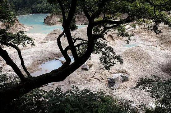 四川九寨沟地震，四川九寨沟地震是什么原因引发的（震后的九寨沟像是被灾难打翻了的“颜料盒”）