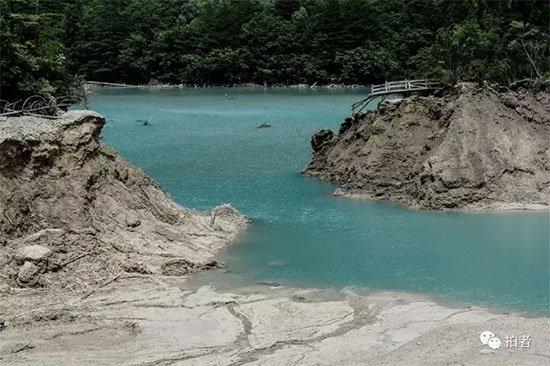 四川九寨沟地震，四川九寨沟地震是什么原因引发的（震后的九寨沟像是被灾难打翻了的“颜料盒”）