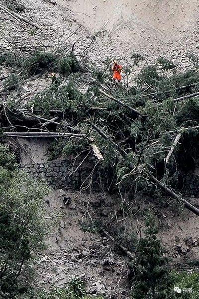 四川九寨沟地震，四川九寨沟地震是什么原因引发的（震后的九寨沟像是被灾难打翻了的“颜料盒”）