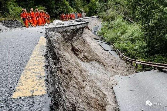 四川九寨沟地震，四川九寨沟地震是什么原因引发的（震后的九寨沟像是被灾难打翻了的“颜料盒”）