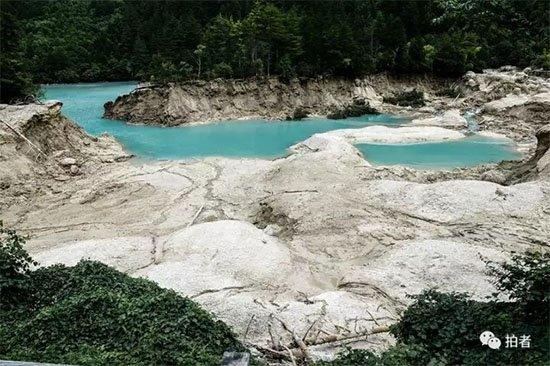 四川九寨沟地震，四川九寨沟地震是什么原因引发的（震后的九寨沟像是被灾难打翻了的“颜料盒”）