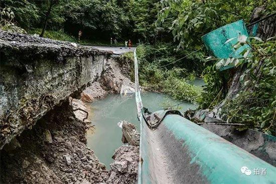 四川九寨沟地震，四川九寨沟地震是什么原因引发的（震后的九寨沟像是被灾难打翻了的“颜料盒”）