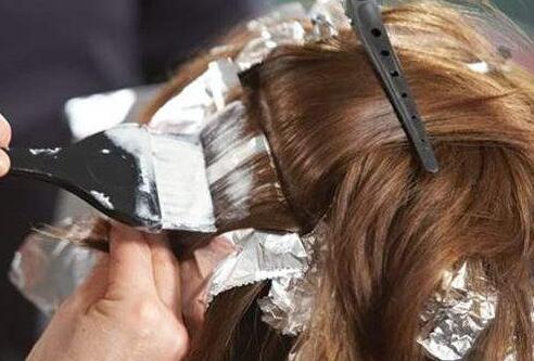 染完头发可以用洗发水吗，染完头发第二天能洗头吗（用染发膏前为什么不能洗头）