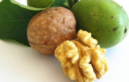 怎样快速又方便地去除新核桃最外面的绿皮，如何去除新鲜核桃外面的绿皮（青核桃皮的功效与作用）