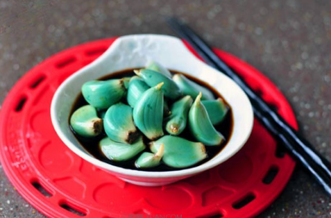 糖醋蒜變綠怎麼補救,醃的糖蒜變綠怎麼辦(醃的糖蒜變綠怎麼辦能吃嗎)