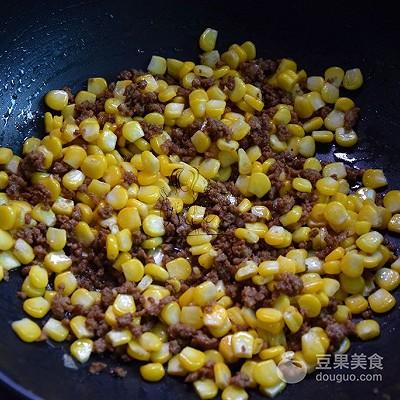 玉米炒什么好吃，玉米粒怎么炒又好吃又简单（肉末炒玉米#鲜有赞，爱有伴#）