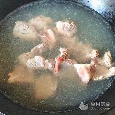 排骨芋头汤怎么做，排骨芋头汤的做法窍门（芋艿排骨汤#鲜有赞，爱有伴#）