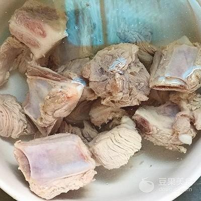 排骨芋头汤怎么做，排骨芋头汤的做法窍门（芋艿排骨汤#鲜有赞，爱有伴#）