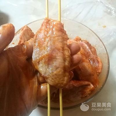 新奥尔良烤鸡翅，新奥尔良烤鸡怎么烤（新奥尔良鸡中翅的做法）