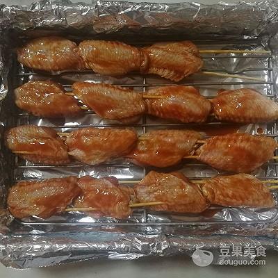 新奥尔良烤鸡翅，新奥尔良烤鸡怎么烤（新奥尔良鸡中翅的做法）