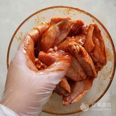 新奥尔良烤鸡翅，新奥尔良烤鸡怎么烤（新奥尔良鸡中翅的做法）