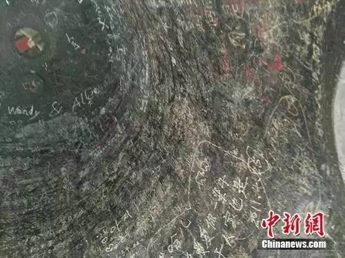 许愿墙，许愿墙还可以叫什么名字（古寺墙壁变“许愿墙”、百年校钟遭涂鸦……北大文物竟遭如此破坏图片）