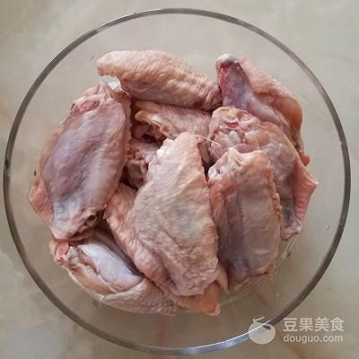新奥尔良烤鸡翅，新奥尔良烤鸡怎么烤（新奥尔良鸡中翅的做法）
