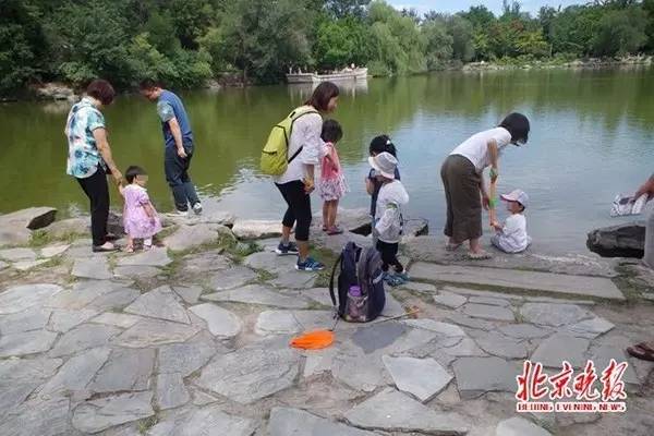 许愿墙，许愿墙还可以叫什么名字（古寺墙壁变“许愿墙”、百年校钟遭涂鸦……北大文物竟遭如此破坏图片）