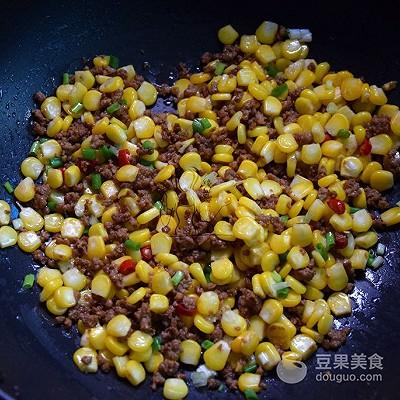 玉米炒什么好吃，玉米粒怎么炒又好吃又简单（肉末炒玉米#鲜有赞，爱有伴#）