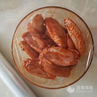 新奥尔良烤鸡翅，新奥尔良烤鸡怎么烤（新奥尔良鸡中翅的做法）