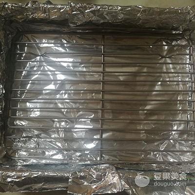 新奥尔良烤鸡翅，新奥尔良烤鸡怎么烤（新奥尔良鸡中翅的做法）