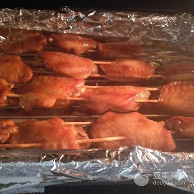 新奥尔良烤鸡翅，新奥尔良烤鸡怎么烤（新奥尔良鸡中翅的做法）