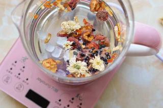 山楂菊花茶怎么冲泡，菊花茶加山楂泡水功效（清心明目菊花山楂茶）