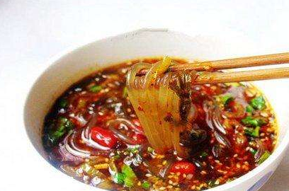 酸辣粉的热量，一碗酸辣粉的热量（酸辣粉吃了会长胖吗）