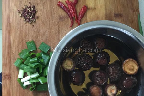 黄焖鸡腿做法，黄焖鸡腿的家常做法（黄焖鸡腿）