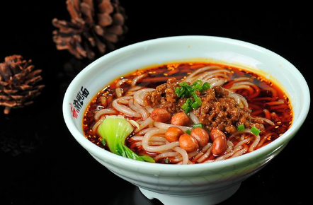 酸辣粉的热量，一碗酸辣粉的热量（酸辣粉吃了会长胖吗）