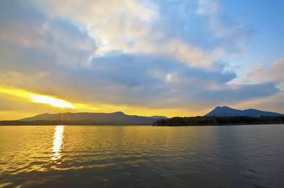 神女湖神女雕像的传说，神女湖雕像的传说（一段传说一座湖）