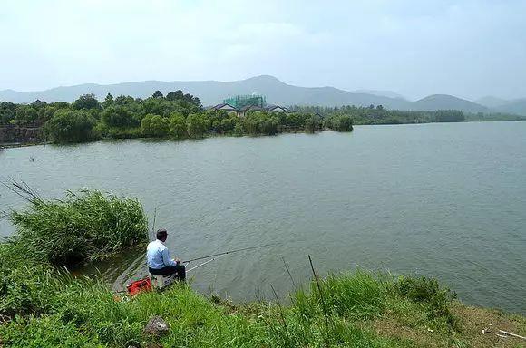 神女湖神女雕像的传说，神女湖雕像的传说（一段传说一座湖）