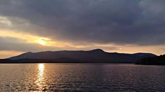 神女湖神女雕像的传说，神女湖雕像的传说（一段传说一座湖）