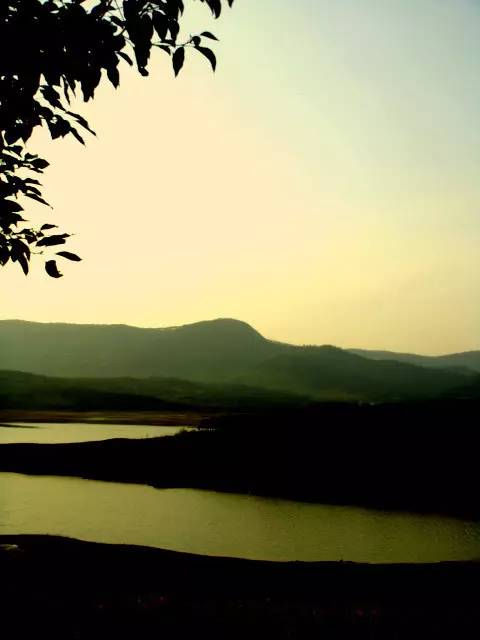 神女湖神女雕像的传说，神女湖雕像的传说（一段传说一座湖）