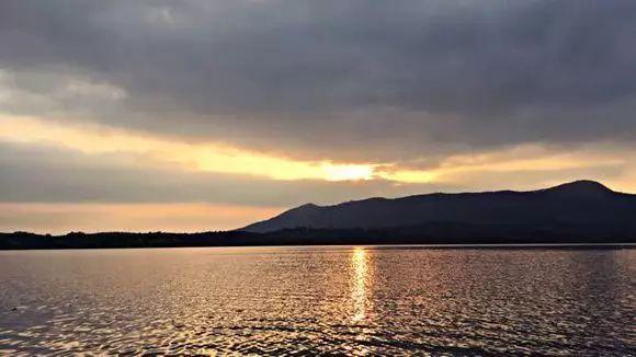 神女湖神女雕像的传说，神女湖雕像的传说（一段传说一座湖）