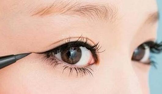 眼线笔的画法，眼线笔的画法步骤（眼线是画在睫毛上面还是下面）