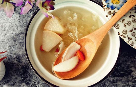 银耳百合汤的功效，银耳百合莲子汤的功效（百合和什么一起煮汤好）